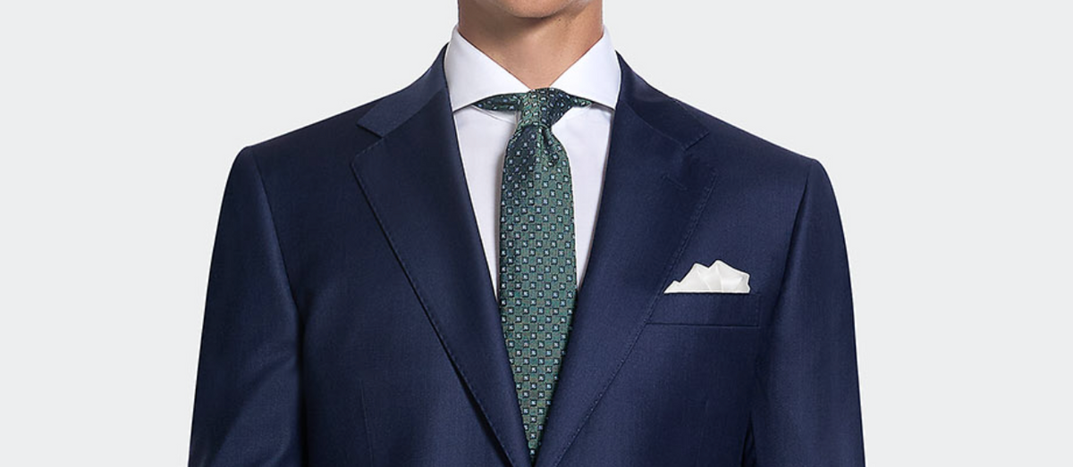 ¿Cómo combinar el traje azul marino con accesorios?