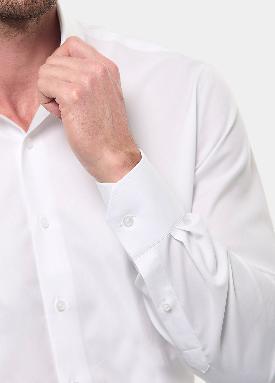 camisa blanca formal hecha a la medida es la elección perfecta para eventos de etiqueta. Su fit impecable y su confección en telas de alta calidad garantizan comodidad y un look refinado, ideal para lucir en cualquier ocasión formal.