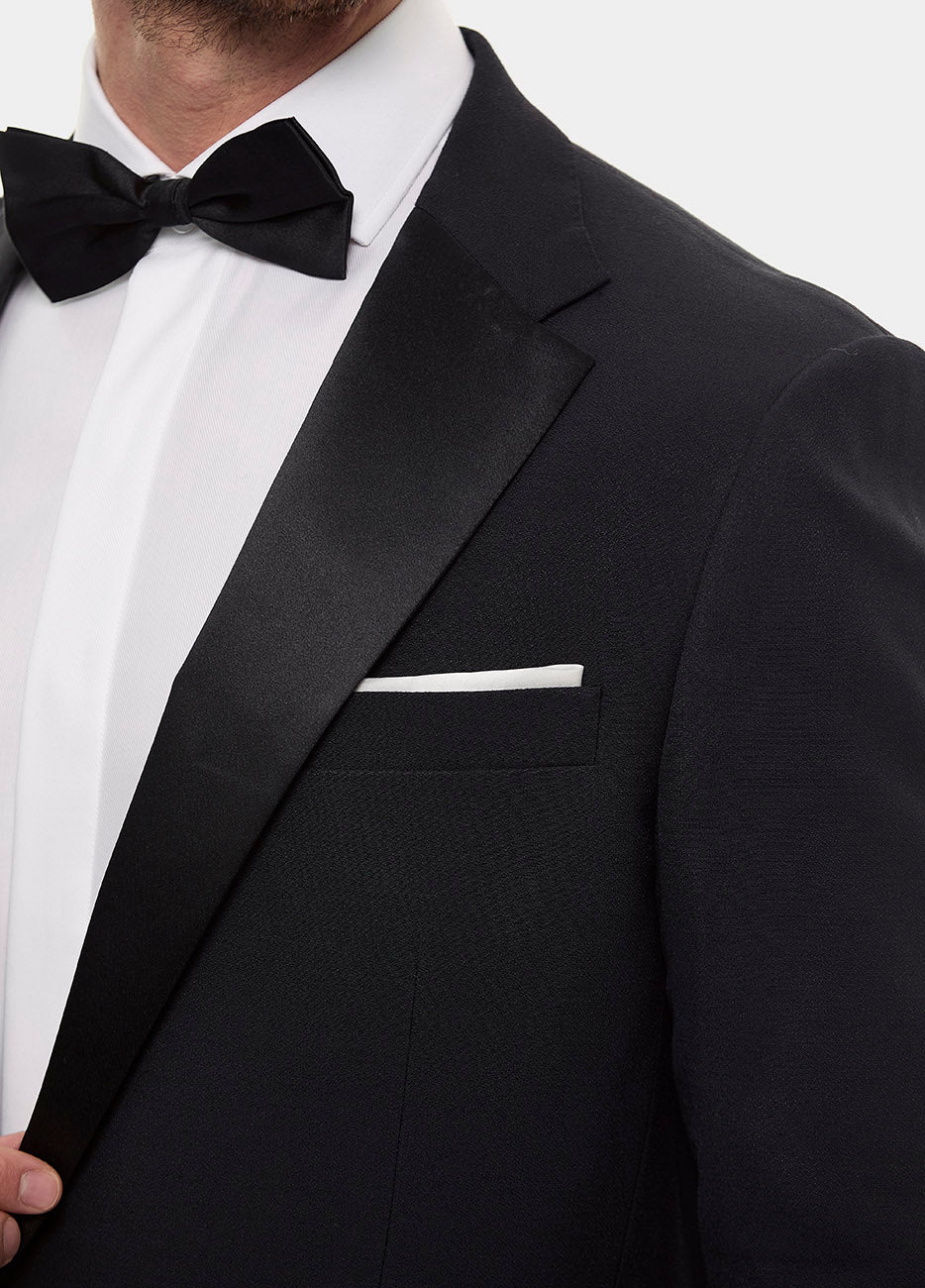 smoking negro para hombre listo para usar es la prenda perfecta para eventos de etiqueta formal como galas, bodas elegantes o cenas de gala, ofreciendo un estilo impecable que refleja status y distinción. Con su diseño clásico, este smoking ready to wear asegura que luzcas sofisticado y a la altura de cualquier ocasión de alto nivel.