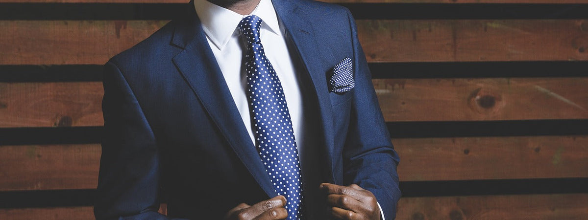¿Cómo combinar un traje azul marino? Havoc