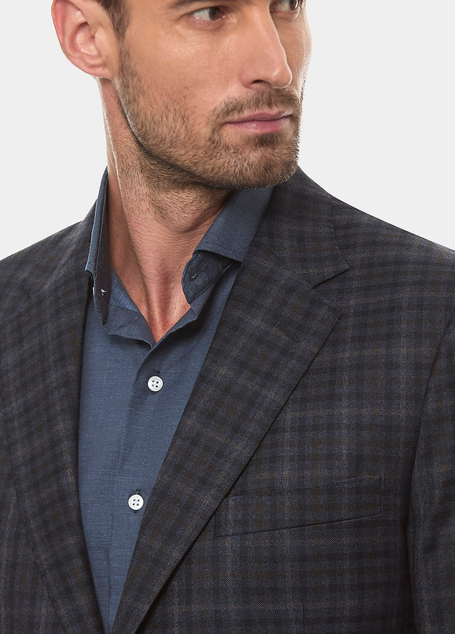 Saco Ready To Wear Tejido Azul de Cuadros
100% Lana – Entrega Inmediata

El Saco Ready To Wear Tejido Azul de Cuadros de HAVOC es la prenda perfecta para el hombre que busca un estilo que combine sofisticación y modernidad. Confeccionado al 100% en lana de la más alta calidad, este saco ofrece una textura suave y una caída impecable que envuelve tu figura con elegancia. El diseño de cuadros en un tono azul profundo añade un toque de distinción y versatilidad, ideal para destacar en cualquier ocasión, desde 