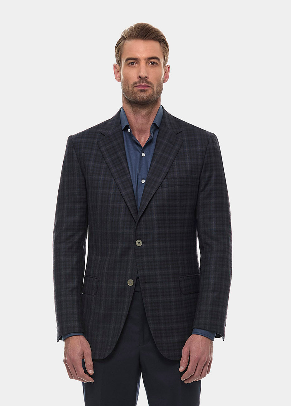 Saco Ready To Wear Tejido Azul de Cuadros
100% Lana – Entrega Inmediata

El Saco Ready To Wear Tejido Azul de Cuadros de HAVOC es la prenda perfecta para el hombre que busca un estilo que combine sofisticación y modernidad. Confeccionado al 100% en lana de la más alta calidad, este saco ofrece una textura suave y una caída impecable que envuelve tu figura con elegancia. El diseño de cuadros en un tono azul profundo añade un toque de distinción y versatilidad, ideal para destacar en cualquier ocasión, desde 