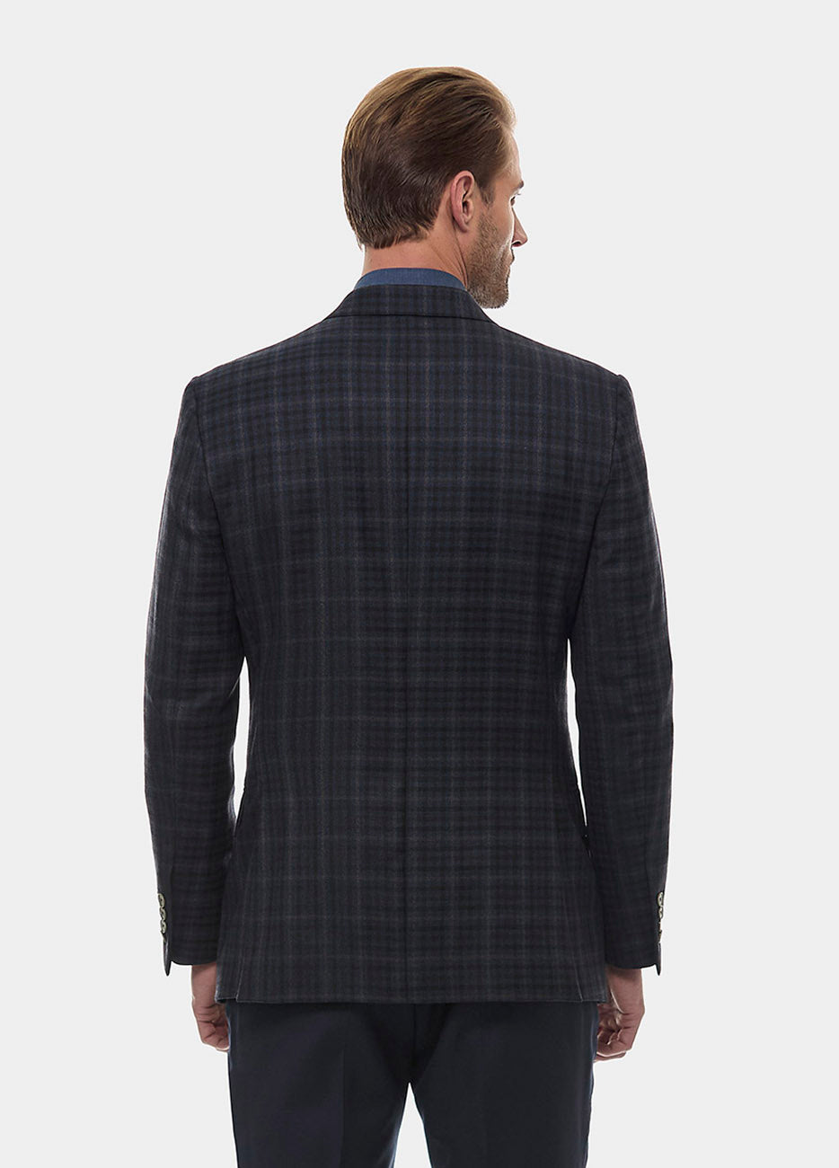 Saco Ready To Wear Tejido Azul de Cuadros
100% Lana – Entrega Inmediata

El Saco Ready To Wear Tejido Azul de Cuadros de HAVOC es la prenda perfecta para el hombre que busca un estilo que combine sofisticación y modernidad. Confeccionado al 100% en lana de la más alta calidad, este saco ofrece una textura suave y una caída impecable que envuelve tu figura con elegancia. El diseño de cuadros en un tono azul profundo añade un toque de distinción y versatilidad, ideal para destacar en cualquier ocasión, desde 